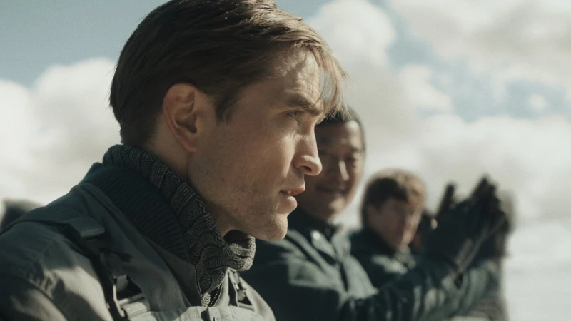 《米奇17號》羅伯派汀森如何看「米奇」：他很單純天真，但內心其實藏著很深的傷痛