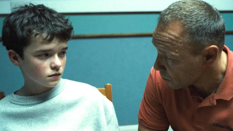 《混沌少年時》讓人不安的不是社群媒體,而是那些「你以為沒問題」的家庭日常