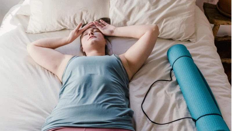 日本筑波大學研究：睡前3分鐘躺練「抬腿繃腳尖」能讓腰腹持續燃脂36小時！3週後強烈有感，正確練法來了