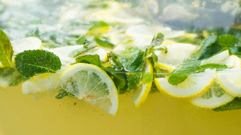 脂肪最怕的「天然清腸刮油水」8種調配法來了！能促進腸胃蠕動幫助排便，是大餐後最需要的解救飲品