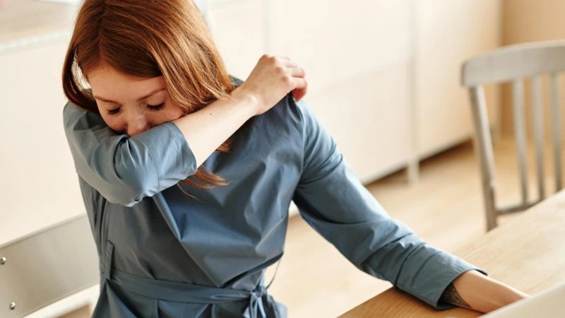 老是覺得喉嚨卡卡 看遍診間卻無解,竟是壓力惹得禍!「喉球症」近期成高壓族健康隱憂!