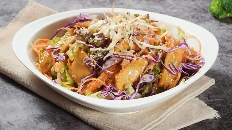 夏日減脂輕食「蘋果紫甘藍沙拉」 可提高免疫力、維護腸道健康，還能延緩老化，美味營養10分鐘就能完成、必須C位出道！