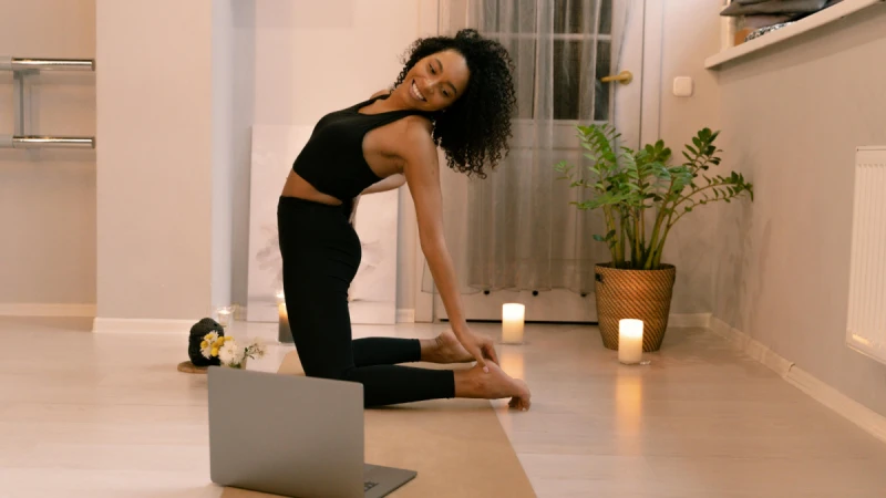 追劇必備！5組女性放空瘦身操 不想出門運動 或懶人想減肥都適合！