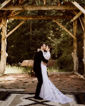 莉莉柯林斯結婚了!披白紗甜嫁導演男友,絕美婚紗照曝光